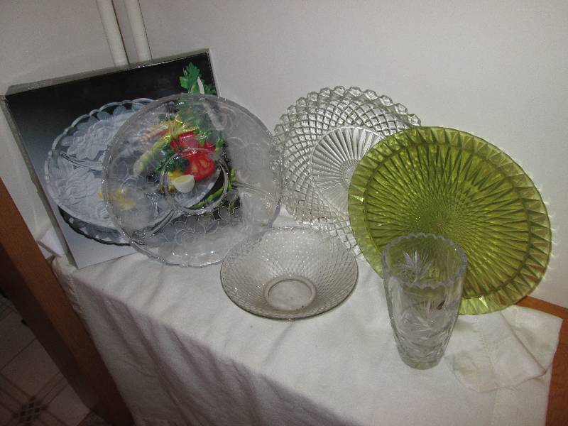 lot 266 image: Vintage glassware...