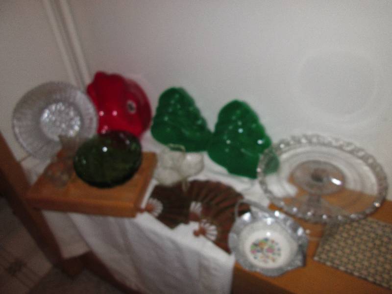 lot 268 image: Mix lot of decorative glass, plasti...
