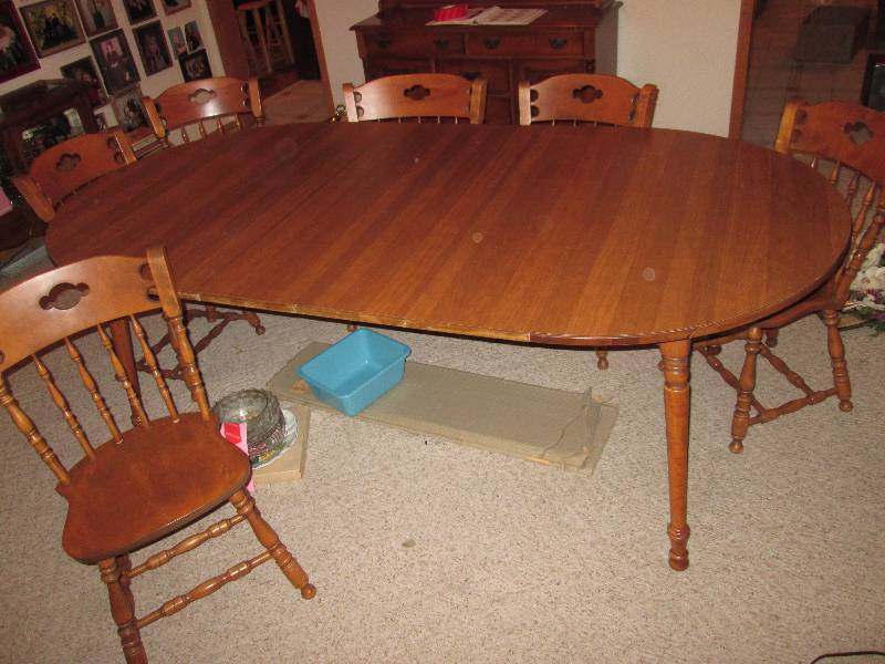 lot 279 image: Extended kitchen table with 4 exten...