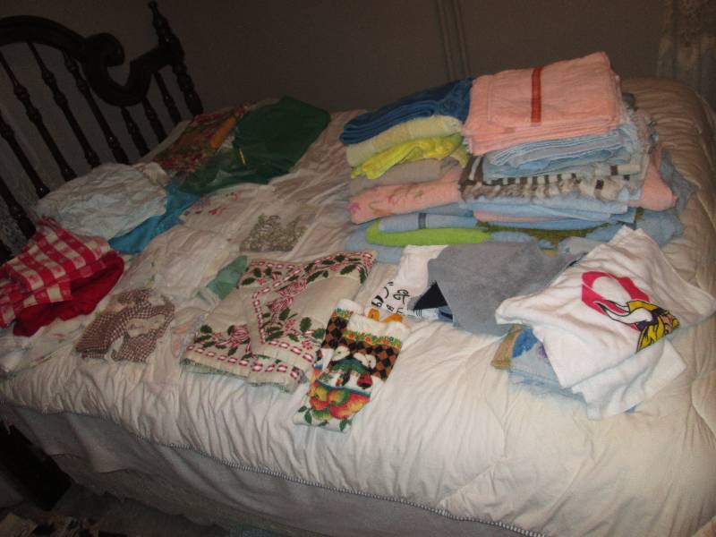 lot 281 image: Mixed lot of towels and linens and ...