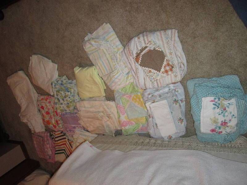 lot 282 image: Mixed lot of bed linens...