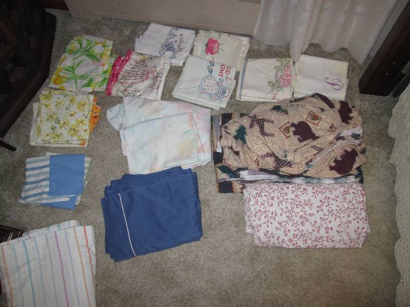 lot 283 image: Mixed lot of linens and embroidery...