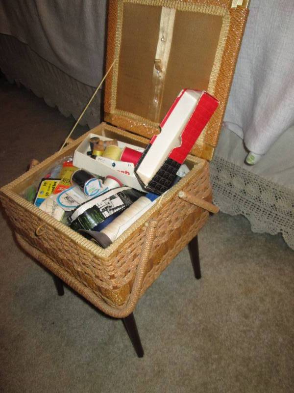 lot 284 image: Vintage sewing basket with sewing s...