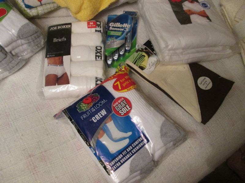 lot 289 image: NIB Mens socks and underware packa...
