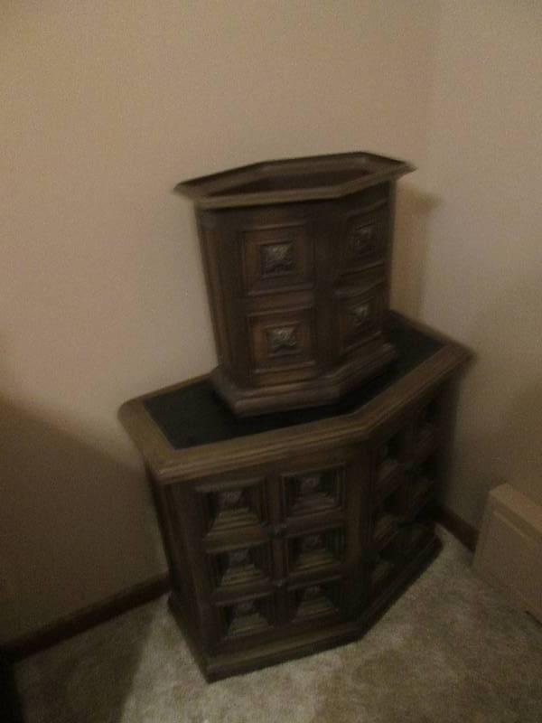 lot 290 image: Laudrey hamper and matching garbage...