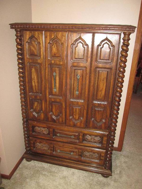 lot 292 image: Armoire...