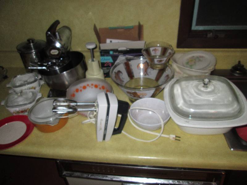 lot 301 image: Assorted Kitchen ware including a S...