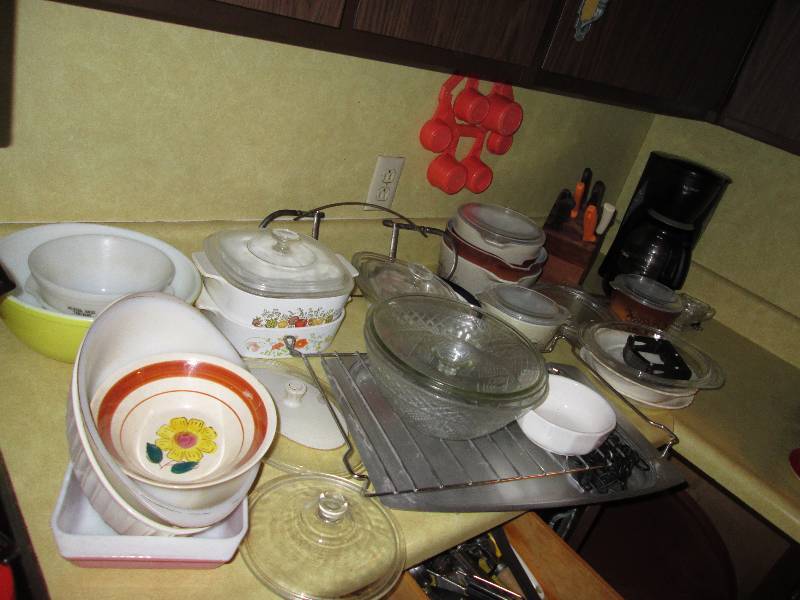 lot 303 image: Mixing bowls and glass cookware, kn...