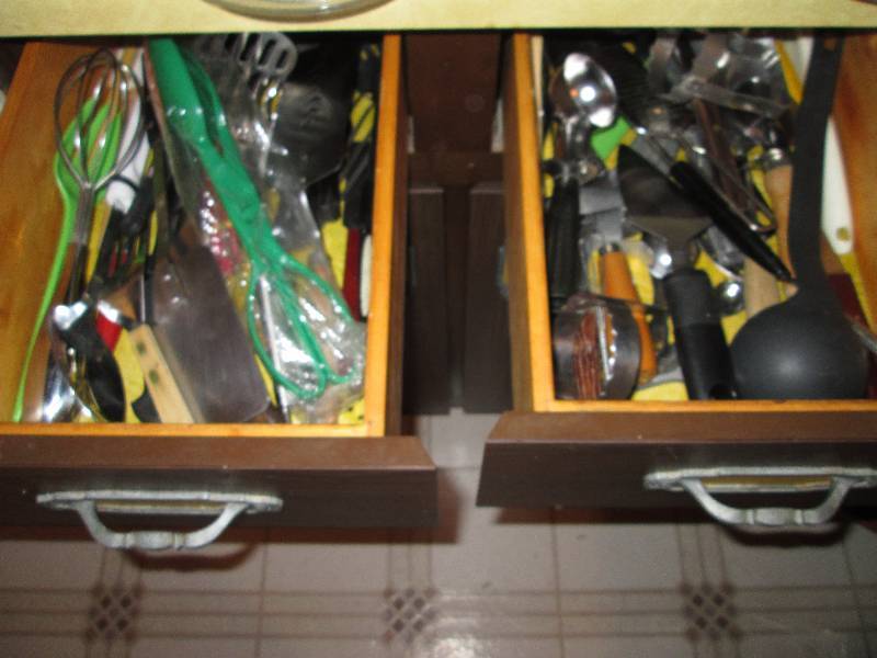lot 304 image: Mixed lot of kitch utinsels- drawer...