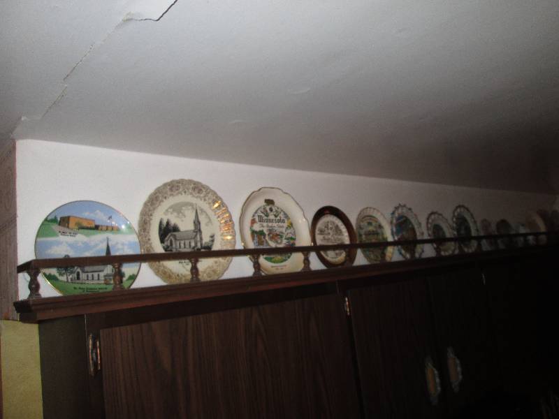 lot 306 image: Large collection of commerative pla...