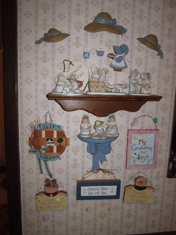 lot 313 image: Grandma Themed Wall dcor...
