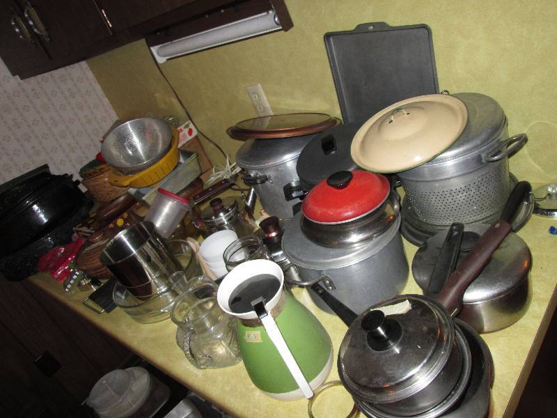 lot 315 image: Large assortment of kitchen items, ...