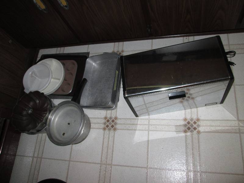 lot 317 image: Lot of kitchen items- Pressure cook...