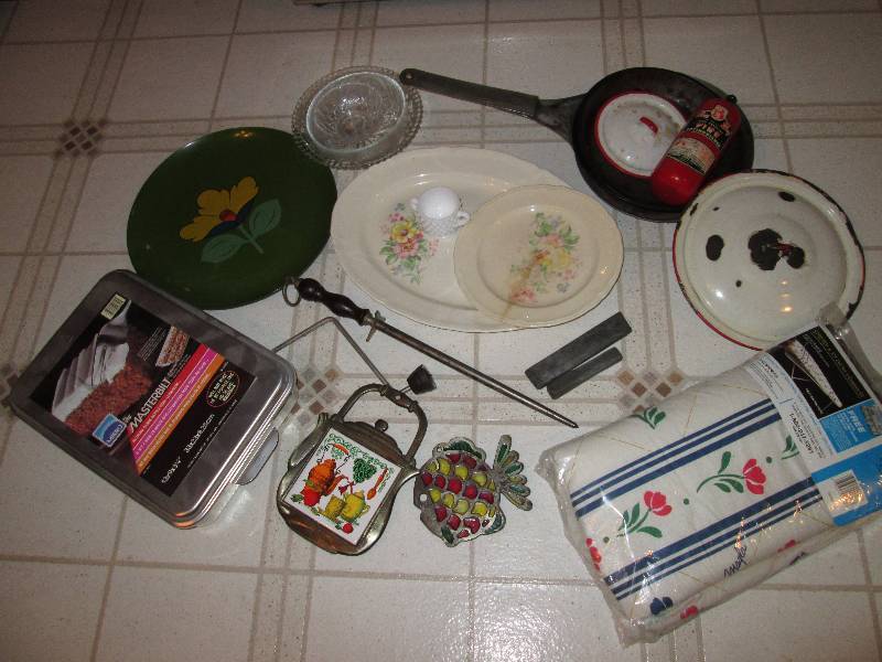 lot 318 image: Lot of vintage kitchen items...
