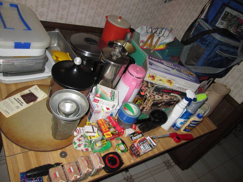 lot 319 image: Lot of kitchen and household items-...