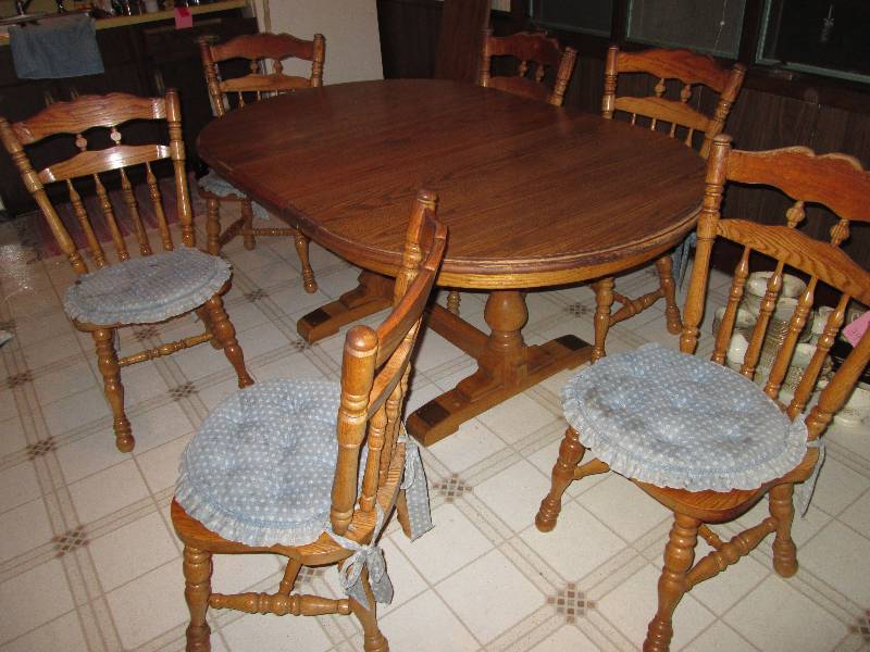 lot 322 image: Kitchen table with 6 matching chair...