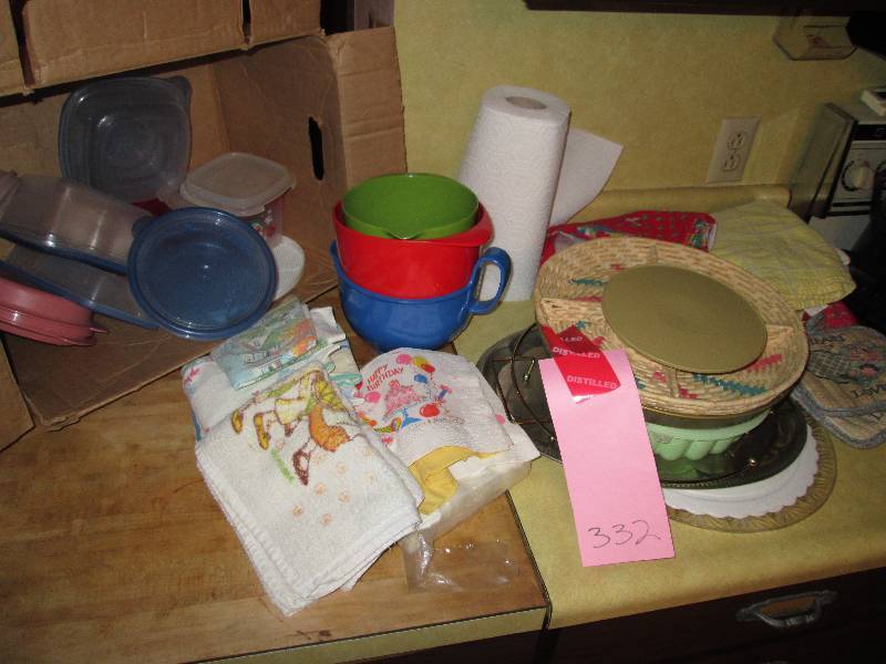 lot 332 image: Assorted lot of towels and kitchen ...