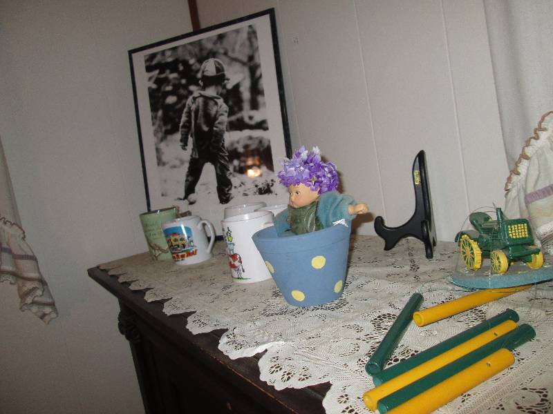 lot 334 image: Mixed lot of mugs, dcor and a joh...