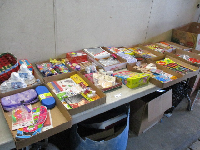 lot 25 image: Craft Supplies