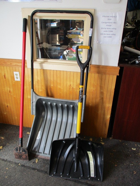lot 17 image: Snow Shovels