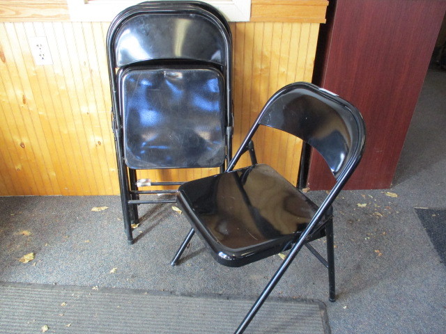 lot 19 image: 4 Folding Chairs