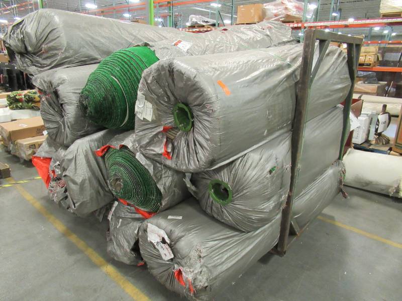 lot 105 image: 1 Roll - Global SYN-TURF, Vantage, Polypropylene, Synthetic lawn carpetputting green 9mm pile height, 6 X100 Roll