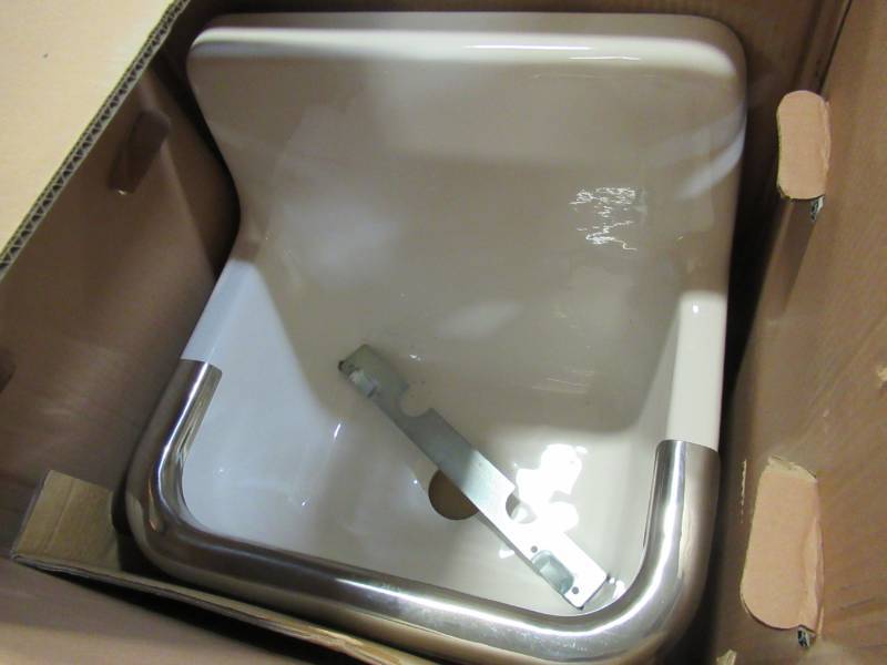 lot 62 image: Zurn 22 x 18 Cast Iron Single Service Sink, Model Z5880