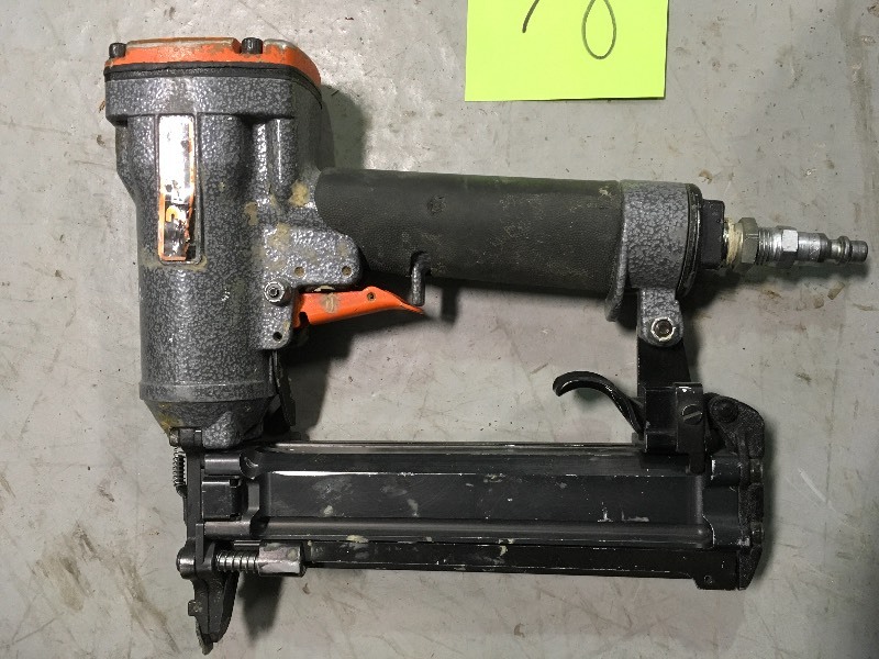 lot 2 image: Paslode-2125-32-n18-staple-gun used in working condition