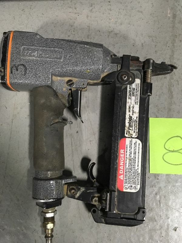 lot 8 image: Paslode-2125-32-n18-staple-gun used in working condition