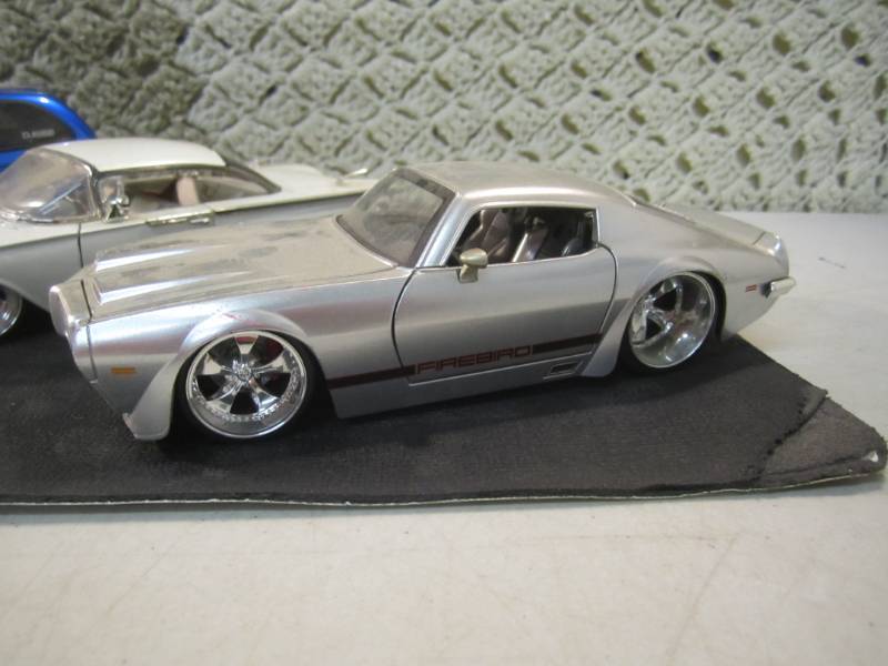 lot 25 image: Lot of 3 Jada 124 Scale Die Cast C...
