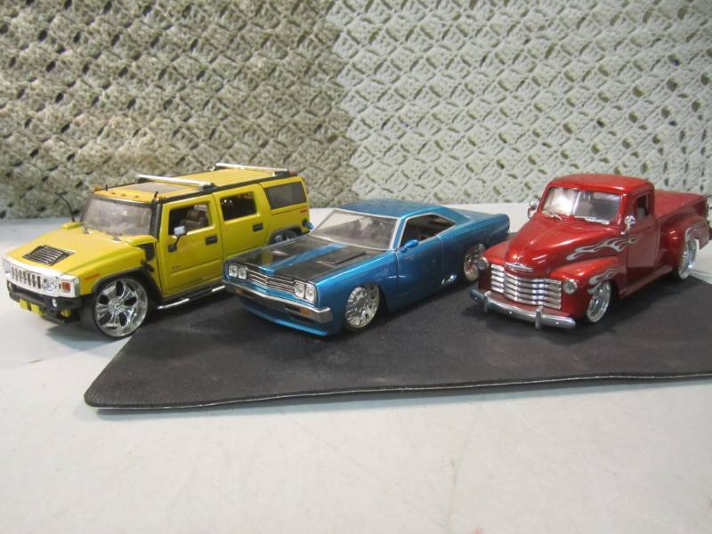 lot 26 image: Lot of 3 Jada 124 Scale Die Cast C...