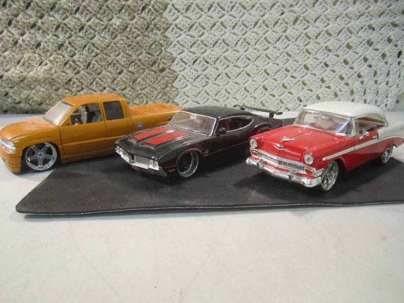lot 29 image: Lot of 3 Jada 124 Scale Die Cast C...