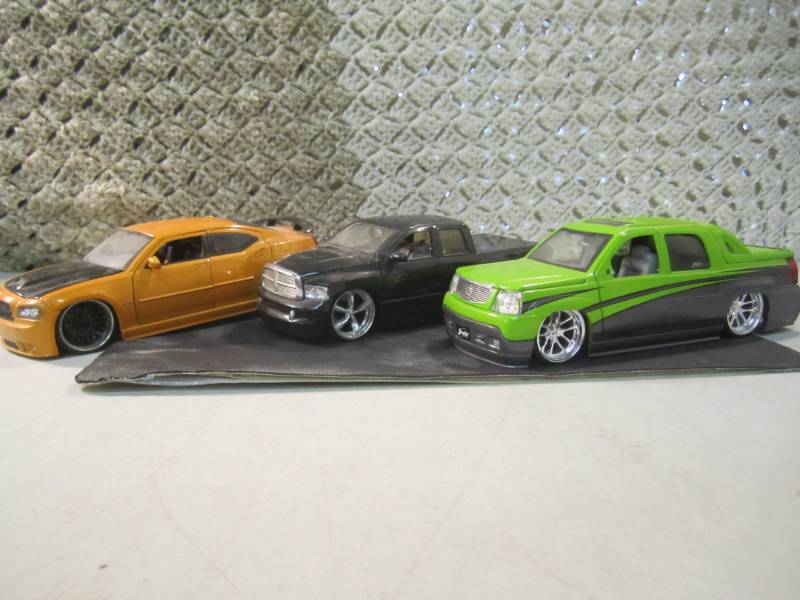lot 44 image: Lot of 3 Jada 124 Scale Die Cast C...