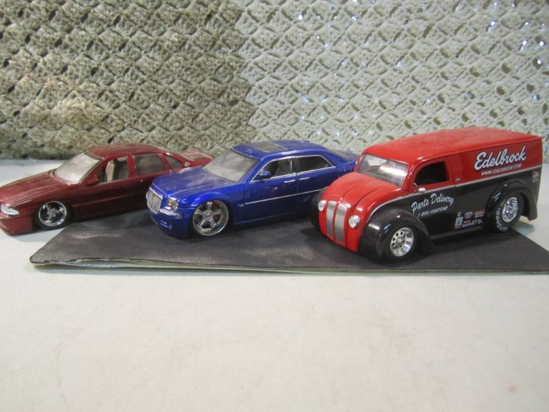 lot 45 image: Lot of 3 Jada 124 Scale Die Cast C...