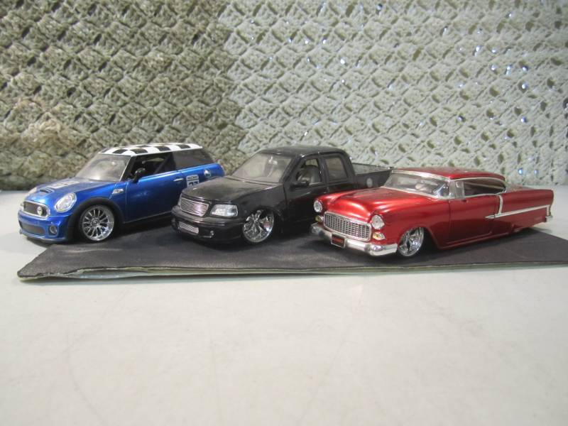 lot 46 image: Lot of 3 Jada 124 Scale Die Cast C...