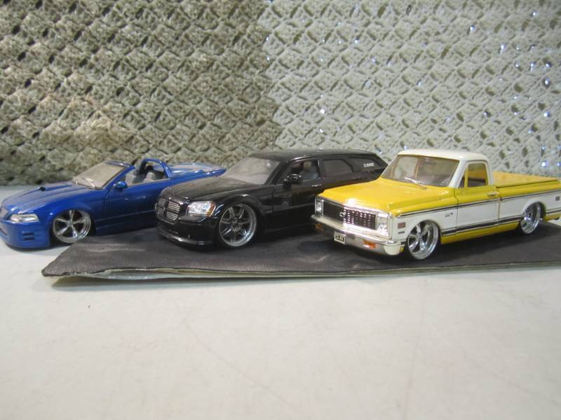 lot 48 image: Lot of 3 Jada 124 Scale Die Cast C...