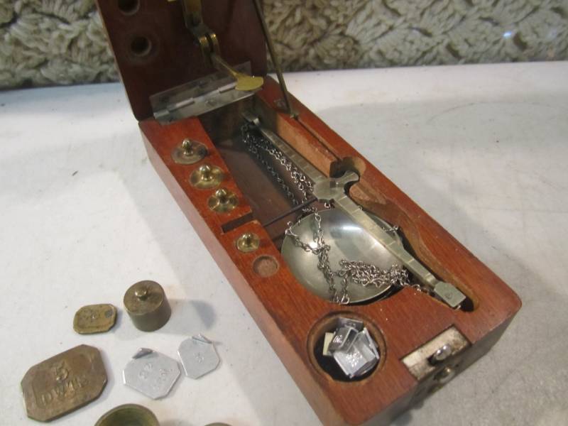 lot 70 image: Vintage Scale in Wood BoxCase  E-1...