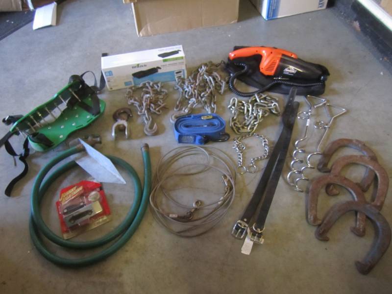 lot 80 image: Lot of Misc Chain Pet Horse Shoes E...