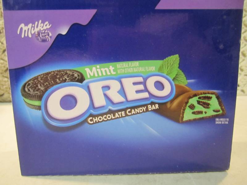 lot 173 image: Box of 24 Mint Oreo Chocolate Candy...