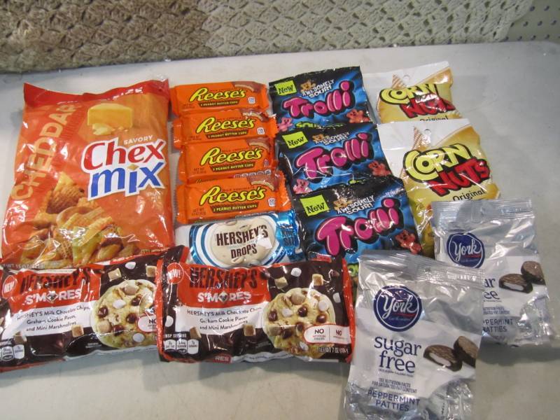 lot 260 image: Mixed Lot of Misc Candy and Snacks ...
