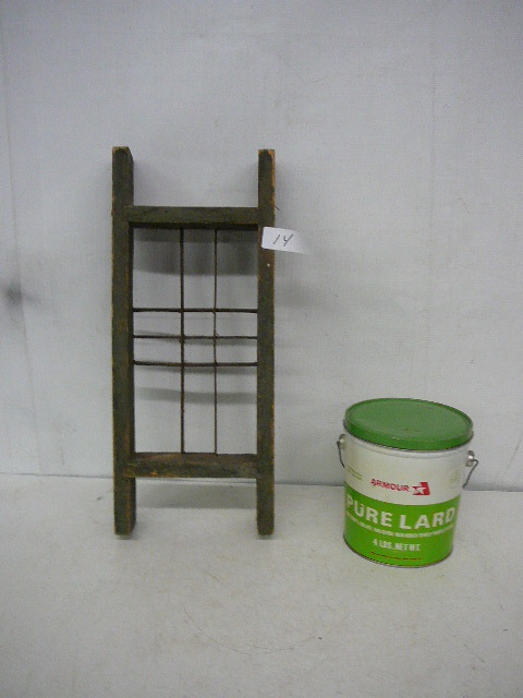 lot 14 image: Vintage Lard Tin  Cutter