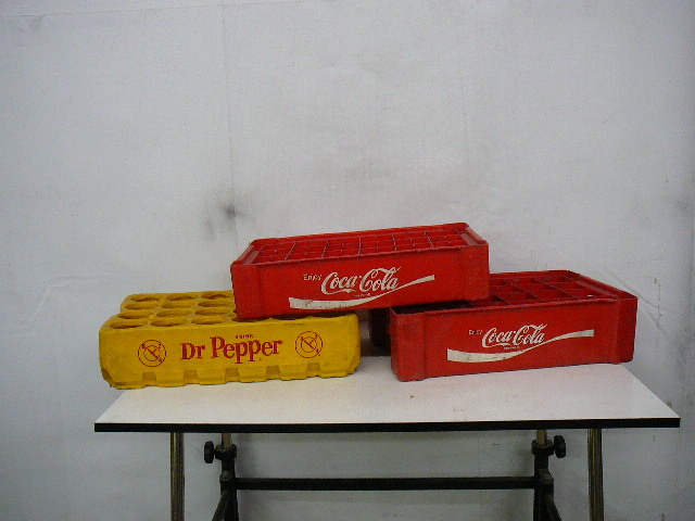 lot 15 image: Vintage Coke & Dr Pepper Cases