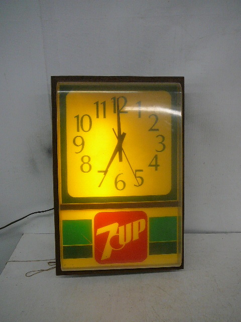 lot 28 image: Vintage 7up Light Clock