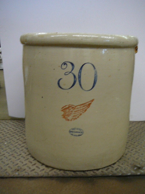 lot 50 image: #30 Crock Redwing