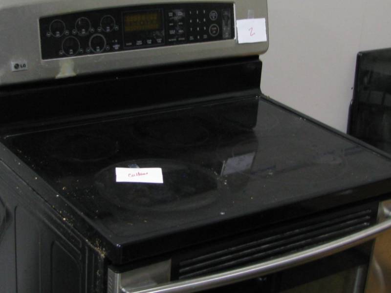 L. G. Electric Glass Top Range