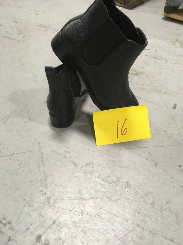 lot 16 image: MENS DARK BROWN SHOES SIZE 7.5 not used