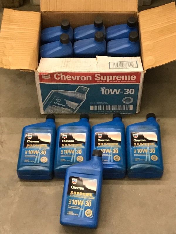 lot 193 image: (10) Quarts Of Chevron SAE 10W30 M...