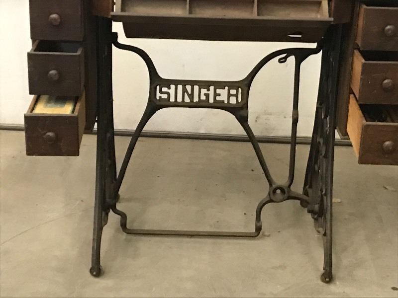 lot 202 image: Antique Singer Sewing Machine With ...