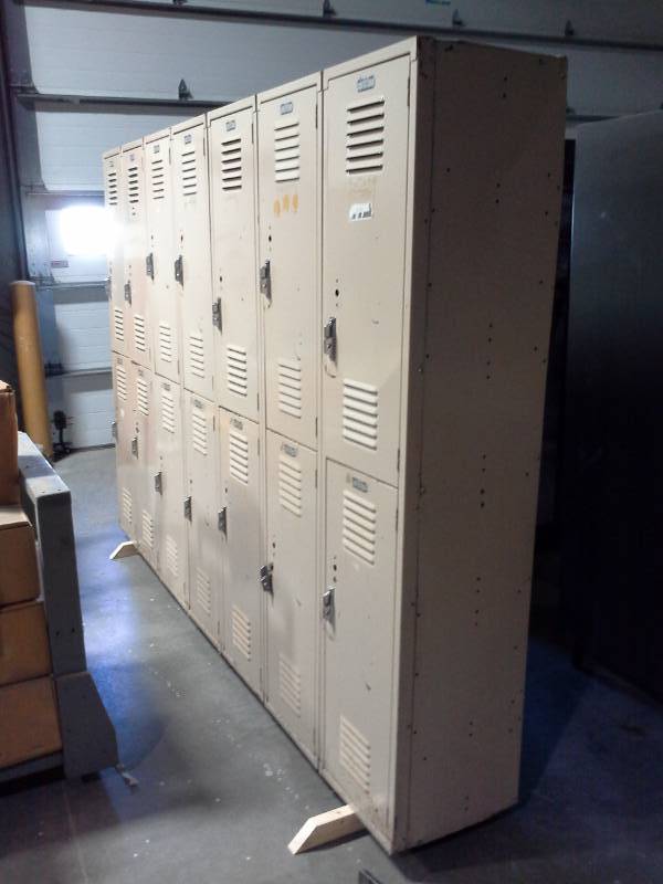 lot 3070 image: Locker Section
