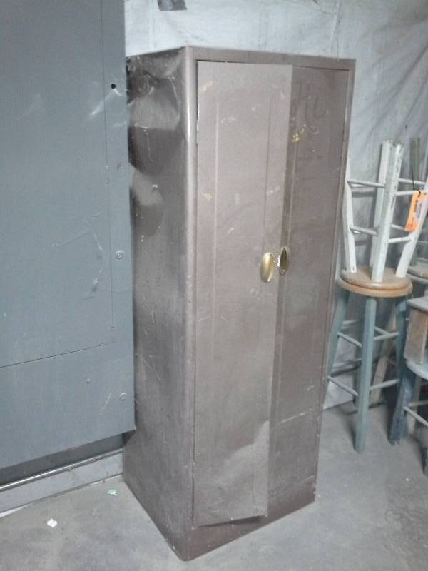 lot 3097 image: Upright Metal Cabinet